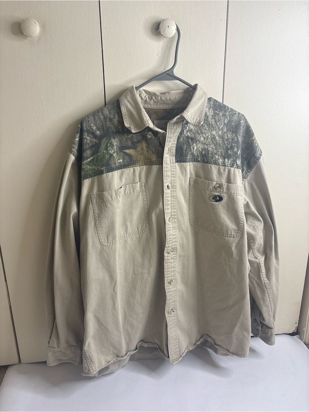 Mossy Oak Men's XL Tan Button-Up Shirt Jacket with Camouflage